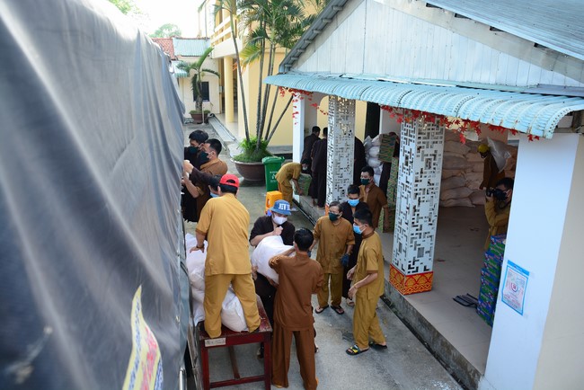 Continuing to support people in need in the Covid-19 pandemic of Hoang Phap Pagoda (series 2)